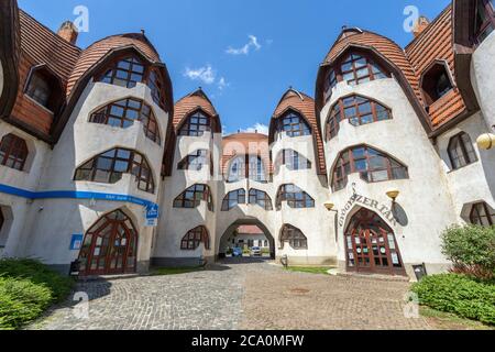 Sarospatak, Ungarn - 06 01 2020: Makovecz Wohnhäuser in Sarospatak, Ungarn an einem Sommertag. Stockfoto