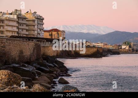 Heraklion, Griechenland - 11. Januar 2020: Blick auf Heraklion vom alten Hafen, Kretas, Griechenland. Stockfoto