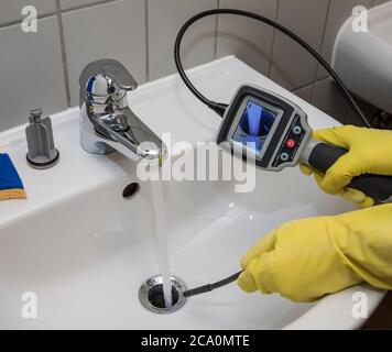 Steuerung des Wasserabflusses mit Endoskop zu Hause Stockfoto