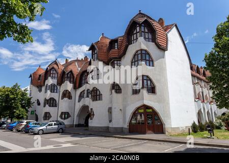 Makovecz Wohngebäude in Sarospatak, Ungarn. Stockfoto