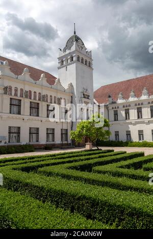 Innenhof des Karoly Eszterhazy Universität Comenius Campus in Sarospatak, Ungarn. Stockfoto