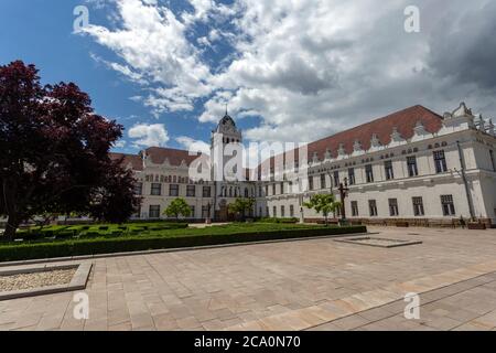 Innenhof des Karoly Eszterhazy Universität Comenius Campus in Sarospatak, Ungarn. Stockfoto