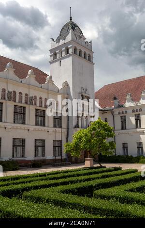 Innenhof des Karoly Eszterhazy Universität Comenius Campus in Sarospatak, Ungarn. Stockfoto