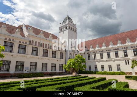 Innenhof des Karoly Eszterhazy Universität Comenius Campus in Sarospatak, Ungarn. Stockfoto