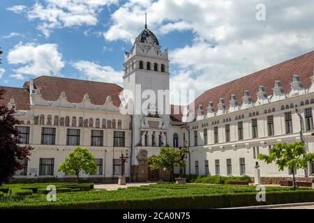 Innenhof des Karoly Eszterhazy Universität Comenius Campus in Sarospatak, Ungarn. Stockfoto