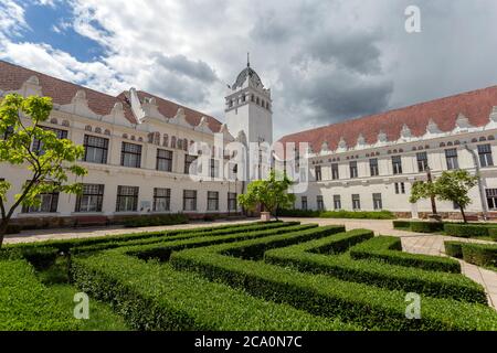 Innenhof des Karoly Eszterhazy Universität Comenius Campus in Sarospatak, Ungarn. Stockfoto