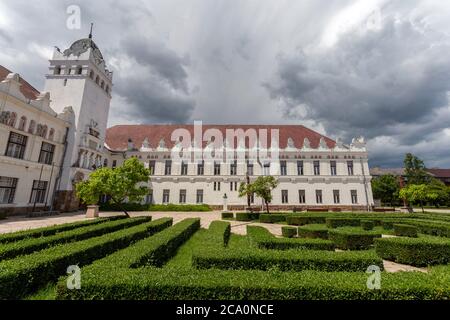 Innenhof des Karoly Eszterhazy Universität Comenius Campus in Sarospatak, Ungarn. Stockfoto