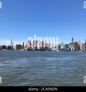 Blick auf das Boot und manhattan im Hintergrund Stockfoto
