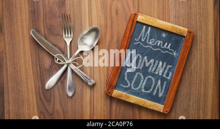 Tafel des Restaurants, an der die Wiedereröffnung nach der Corona-Sperre, Kochen, Abschaltung des Essens und die Nachricht in Kürze angekündigt wird Stockfoto