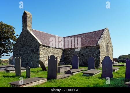 Diese fantasievolle, gruselige Kirche basiert auf der St. Baglan's Church, Llanfaglan, Nordwales Sie ist mittelalterlich und stammt aus dem 13. Jahrhundert. Stockfoto