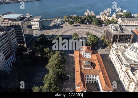 Schöne Aussicht auf historische Gebäude und Meer in der Innenstadt von Rio de Janeiro, Brasilien Stockfoto