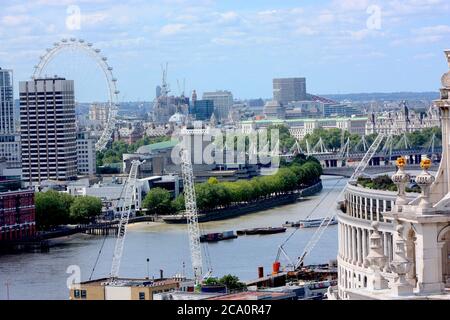 Blick aus der Vogelperspektive auf London von der St Paul's Cathedral Über die Themse und über das London Eye Stockfoto