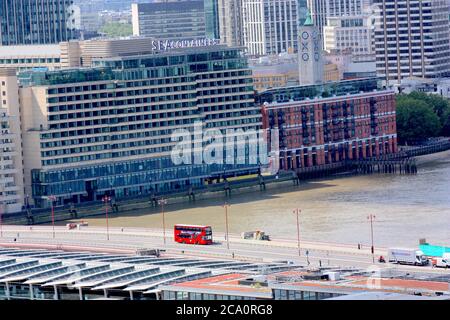 Eineineineinleuchtend roter Londoner Bus auf der Blackfriars Bridge über die Themse, London Stockfoto