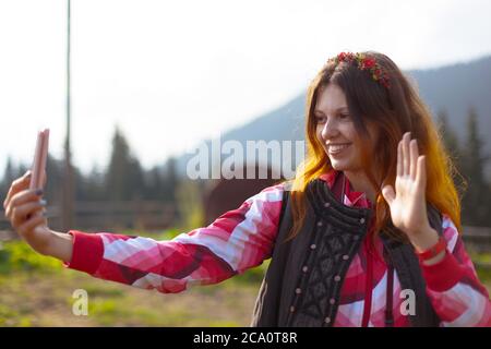 Mädchen in den karpaten Berge macht Selfie Sommertag Stockfoto