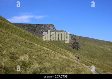 Wanderer auf dem Fußweg entlang Schuppen fiel nach Nordwesten in Richtung Sharp Edge auf Blencathra (oder Saddleback) im englischen Lake District, Cumbria, Großbritannien. Stockfoto