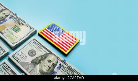 VA-Leihkonzept. USA Flagge und Stapel von Bargeld. Stockfoto