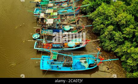 Bunte hölzerne vietnamesische Fischerboote auf dem Fluss. Luftbild. Stockfoto
