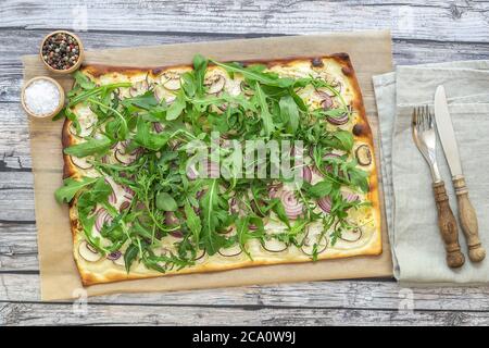 Frisch gebackene Flammkuchen – traditionelle deutsche Pizza oder französische Flammkuchen nach vegetarischer Rezeptur Stockfoto