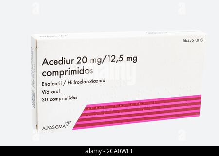 Huelva, Spanien - 23. Juli 2020: Box aus einer Kombination von Enalapril Maleate und Hydrochlorothiazid, Marke Acediur. Behandlung von essentieller Hypertonie. Stockfoto