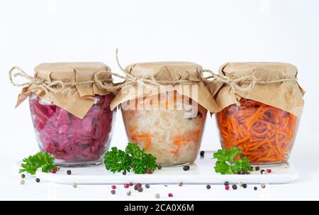 Eingelegtes fermentiertes Gemüse in Gläsern, fertig zum Essen Stockfoto