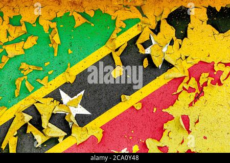 Die Nationalflagge von St. Kitts und Nevis ist auf einer alten Metallwand mit zerrissener Farbe gemalt. Ländersymbol. Stockfoto