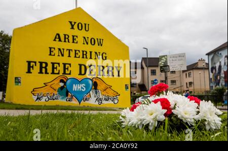 Blumen und eine Botschaft an den verstorbenen John Hume ruhen unter einer freien Derry Ecke in der Bogside von Derry City, die Hume und andere wichtige Figuren während der Bewegung zeigt. Der ehemalige SDLP-Führer, der einer der wichtigsten Architekten des Friedens in Nordirland war, ist im Alter von 83 Jahren gestorben. Stockfoto