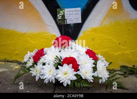 Blumen und eine Botschaft an den verstorbenen John Hume ruhen unter einer freien Derry Ecke in der Bogside von Derry City, die Hume und andere wichtige Figuren während der Bewegung zeigt. Der ehemalige SDLP-Führer, der einer der wichtigsten Architekten des Friedens in Nordirland war, ist im Alter von 83 Jahren gestorben. Stockfoto