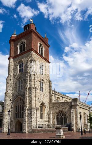 Der Turm der Kirche St. Giles-Without-Cripplegate aus dem 17. Jahrhundert im Barbican, London, Großbritannien Stockfoto