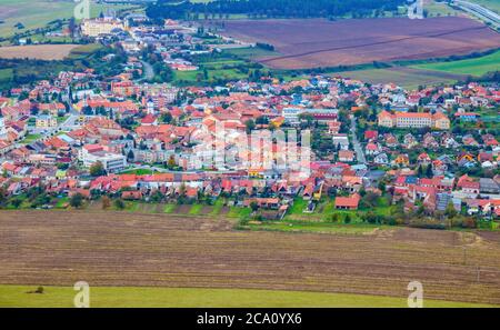 Luftaufnahme der Stadt Spiske Podhradie, am Fuße des Hügels der Burg Spis in der Region Presov gelegen. Slowakei. Stockfoto