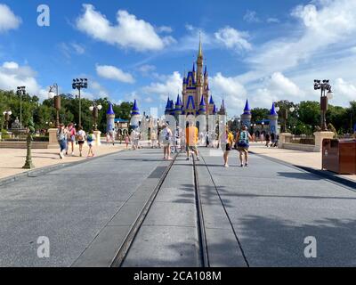 Orlando, FL/USA-7/25/20: Leute, die zum Cinderella's Castle im Magic Kingdom in Walt Disney World Resorts in Orlando, FL, gehen. Stockfoto