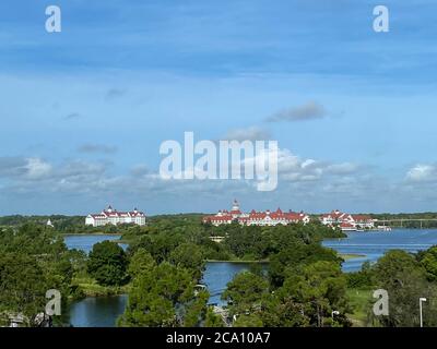 Orlando, FL/USA-7/25/20: Luftaufnahme des Grand Floridian Hotels von der Einschienenbahn in Walt Disney World Resorts in Orlando, FL. Stockfoto