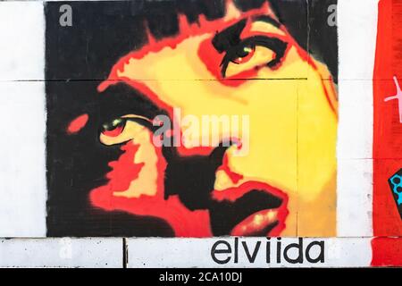 Wandgemälde-Graffiti von Mia Wallace überdosiert auf Heroin in Suvilahti Bezirk von Helsinki, Finnland Stockfoto