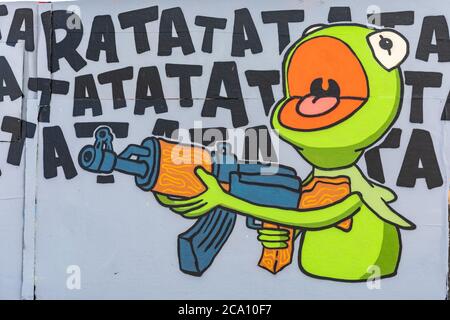 Kermit der Frosch mit Maschinengewehr Graffiti Wandbild Stockfoto