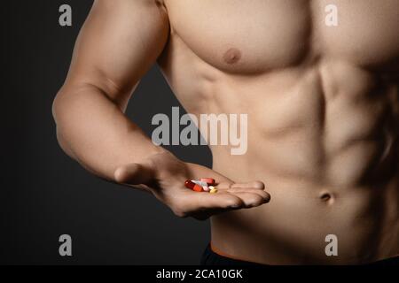 Anabole Steroide oder Booster Ergänzungen in der Hand Stockfoto