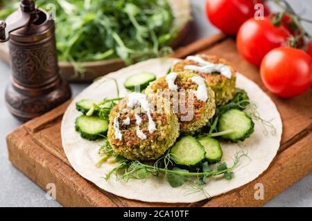 Vegetarische Tortilla mit Falafel und Gemüse und Joghurtsauce Stockfoto