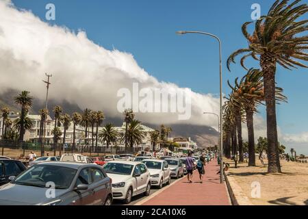 Unglaubliche Wolkenformationen über dem Tafelberg in Camps Bay, Kapstadt. Stockfoto