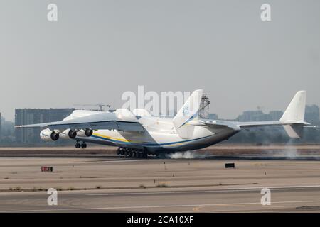 Tel Aviv, Israel. August 2020. Ein russischer gebaut Antonov AN-225 Mriya, mit US-Militär Oshkosh Lastwagen mit Iron Dome Raketenabwehrsysteme ausgestattet werden, landet in Israel. Das israelische Verteidigungsministerium bereitet sich darauf vor, dem US-Verteidigungsministerium zwei Eisen-Dome-Batterien für den kurzfristigen Bedarf an indirektem Brandschutz für die US-Armee zur Verteidigung der US-Truppen gegen eine Reihe von ballistischen und Luftbedrohungen zu liefern. Die AN-225 ist mit über 30 Rädern, sechs Motoren und einer Spannweite von 290 Fuß das größte jemals produzierte Flugzeug. Kredit: Nir Alon/Alamy Live Nachrichten Stockfoto