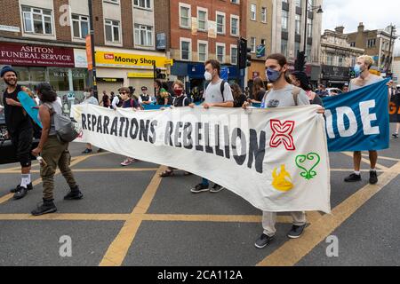 Demonstranten mit Transparenten während des African Emancipation Day Reparations March, Brixton, London, 1. August 2020 Stockfoto