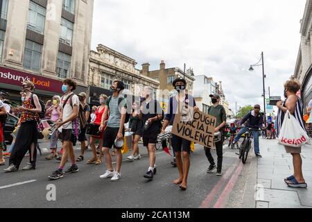 Protestierende marschieren während des Afrikan Emancipation Day Reparations March, Brixton, London, 1. August 2020 Stockfoto