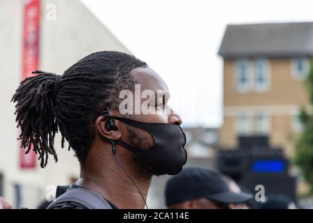 Portrait eines Mitglieds von Forever Family während des Afrikanischen Emancipation Day Reparations March, Brixton, London, 1. August 2020 Stockfoto