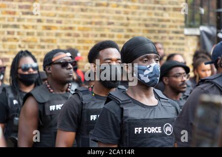 Mitglieder von Forever Family während des Afrikan Emancipation Day Reparations March, Brixton, London, 1. August 2020 Stockfoto