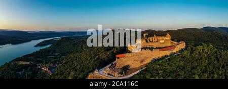 Panorama-Foto von Visegrad Oberes Schloss und Donau Blick in Ungarn Stockfoto