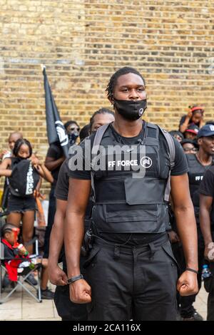 Ein Mitglied von Forever Family während des Afrikan Emancipation Day Reparations March, Brixton, London, 1. August 2020 Stockfoto