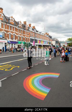 Gemalter Regenbogen auf dem ausgedehnten Bürgersteig der Brixton Road, London, 1. August 2020 Stockfoto