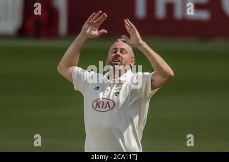 London, Großbritannien. August 2020. Rikki Clarke geht nahe Bowling für Surrey gegen Middlesex am dritten Tag der Bob Willis Trophy Spiel im Oval. David Rowe/Alamy Live News Stockfoto