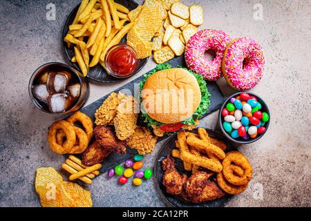 Schnellimbiss. Junk-Food-Konzept. Ungesunde Lebensmittel für Herz, Zähne, Figur. Stockfoto