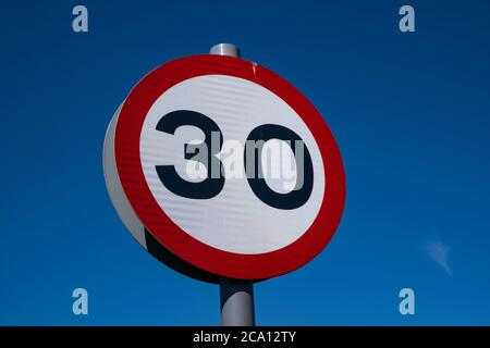 30 mph Geschwindigkeitsbegrenzung Zeichen in Maghull Mai 2020 Stockfoto