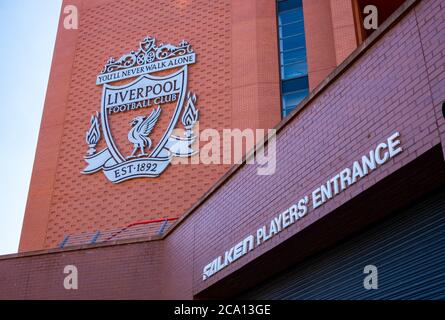 Wappen des Liverpool Football Club am Hauptstand Anfield in Liverpool Mai 2020 Stockfoto