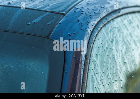 Automobilindustrie. Sauber und nass Deep Blue Karosserie direkt nach Druck Waschen Nahaufnahme. Fahrzeug Reinigen. Stockfoto