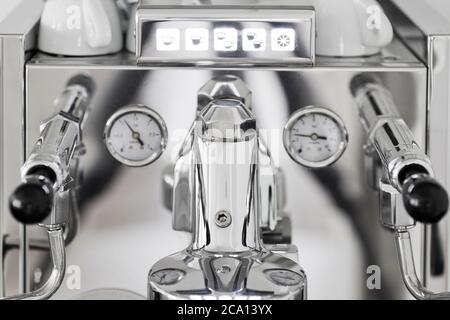 Nahaufnahme einer hellen metallischen Kaffee- oder Espressomaschine mit Tassen – selektiver Fokus Stockfoto
